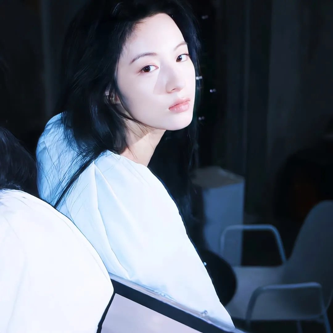 挥着翅膀的女孩